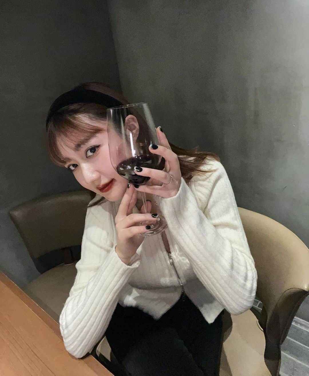 河崎みーなのインスタグラム：「飲めない赤ワインを片手に🍷  美味しいご飯は世界を救うね🍽 @ushigoro_yakiniku いっちばん好き!! . .」