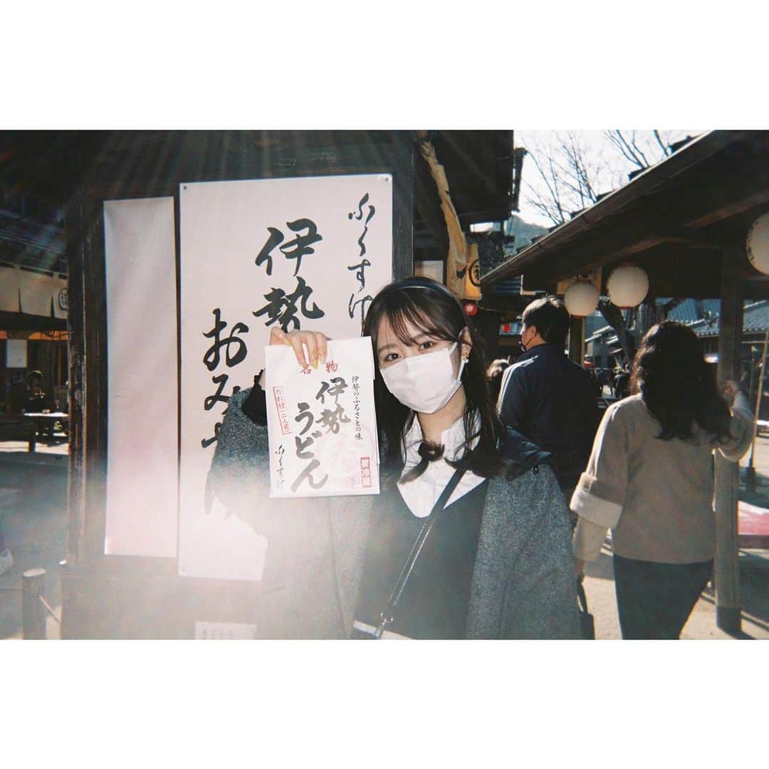 伊藤小春のインスタグラム：「だーーいぶ前の写真ですが、 伊勢うどん買えて嬉しい人📸  #写ルンです  ⁡ ⁡ 柔らかい麺と甘めのタレがすごく好みです♡」