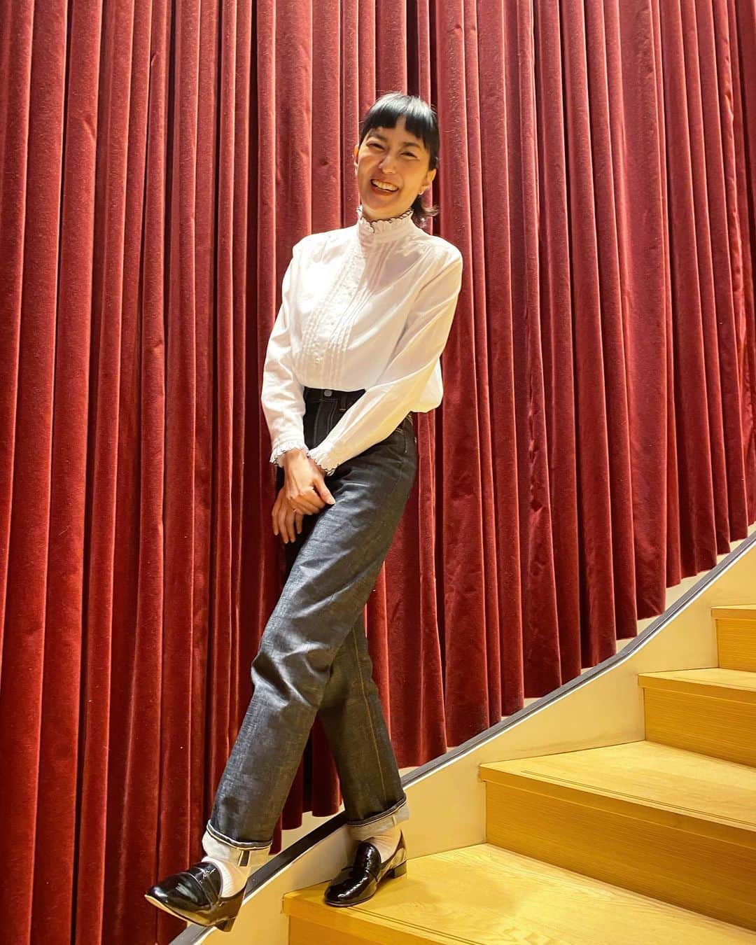 板谷由夏 さんのインスタグラム写真 - (板谷由夏 Instagram)「ジーンズとシャツとローファー。 少しのジュエリー。 いちばん楽でいられる、ベーシック。」1月27日 21時24分 - yukaitaya