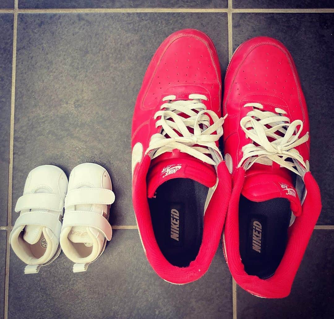 杜このみのインスタグラム：「パパと娘のスニーカー サイズの差23センチ👟」