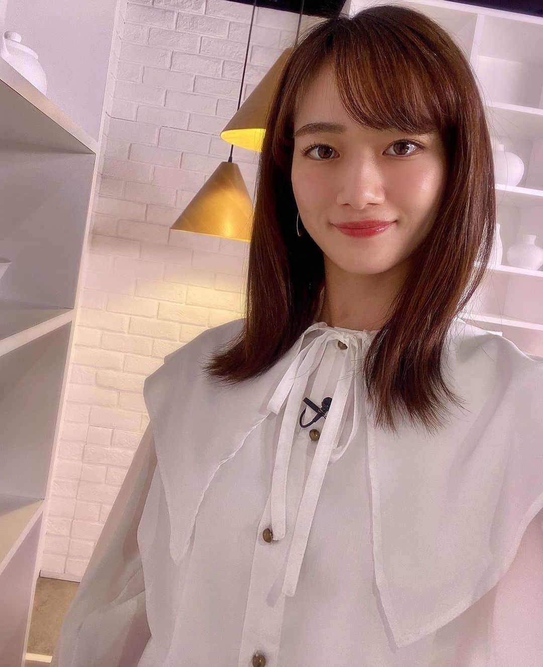のインスタグラム：「今日はビッグカラーがかわいいブラウスでした🌷 ⁡ あすまで朝6時〜12時 TBSニュース担当です😌 ⁡ ⁡ #tbsnews #tbs #ニュース #アナウンサー #フリーアナウンサー #キャスター #衣装 #アナウンサー衣装 #fashion #ブラウス #tops #ciaopanic」
