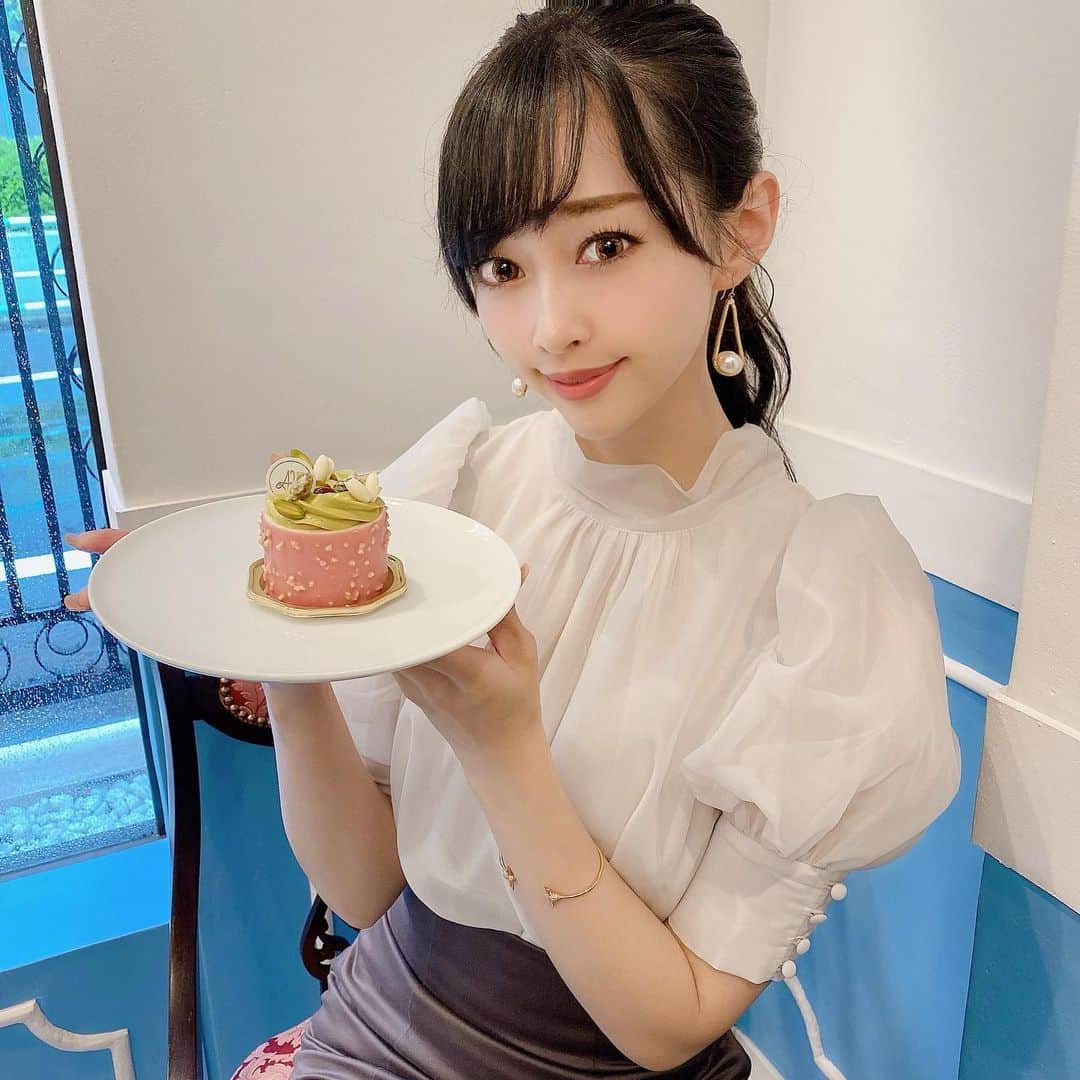 林紗久羅さんのインスタグラム写真 - (林紗久羅Instagram)「. . . . 来月はバレンタイン💝 . @atsushihatae さんのVALENTINE's GIFTが 本日よりスタート致しました✨ . 去年、私もファンの方からこちらの チョコレートを頂いてその美味しさに感動🥺✨ . とってもおすすめなので皆さん 是非チェックしてみて下さいね💓 . . . お写真は去年、代官山店に行った時のものです🍰 . . . #atsushihatae#アツシハタエ#世田谷ケーキ#代官山ケーキ#高輪ケーキ#東京ケーキ#東京カフェ#東京グルメ#パティスリー#カフェ#スイーツ#ケーキ#パン #デニッシュ #代官山カフェ #イートイン #穴場カフェ #バレンタイン #バレンタインギフト」1月27日 13時32分 - sa1210ku