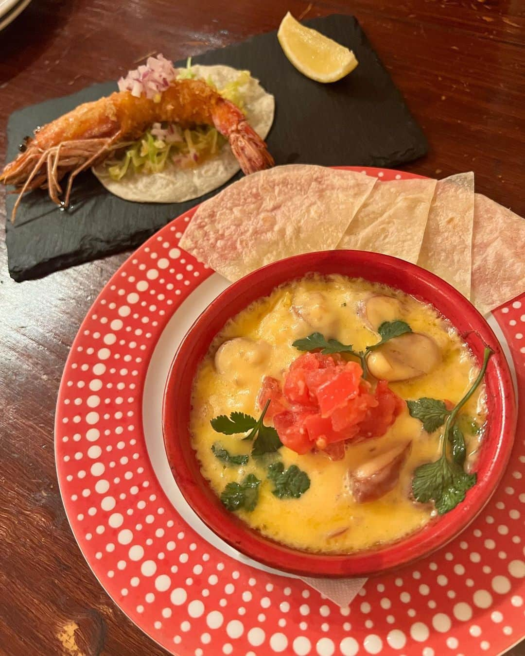 神谷麻美さんのインスタグラム写真 - (神谷麻美Instagram)「#メキシコ料理 すごく美味しかったぁ🥰💕🇲🇽  #トルティーヤ 好き🥰❣️✨ 美味しすぎ～🥰💕🔥🌮💕 いろんな種類あったよ☺️💕  駅近でメキシカンを味わえ、可愛い店内や料理、happyな音楽を楽しめるお店だよ🥑🌶️🌮💕✨  #恵比寿ソナロッサ 🌵💛  #恵比寿グルメ #恵比寿ディナー」1月27日 13時32分 - asamice428