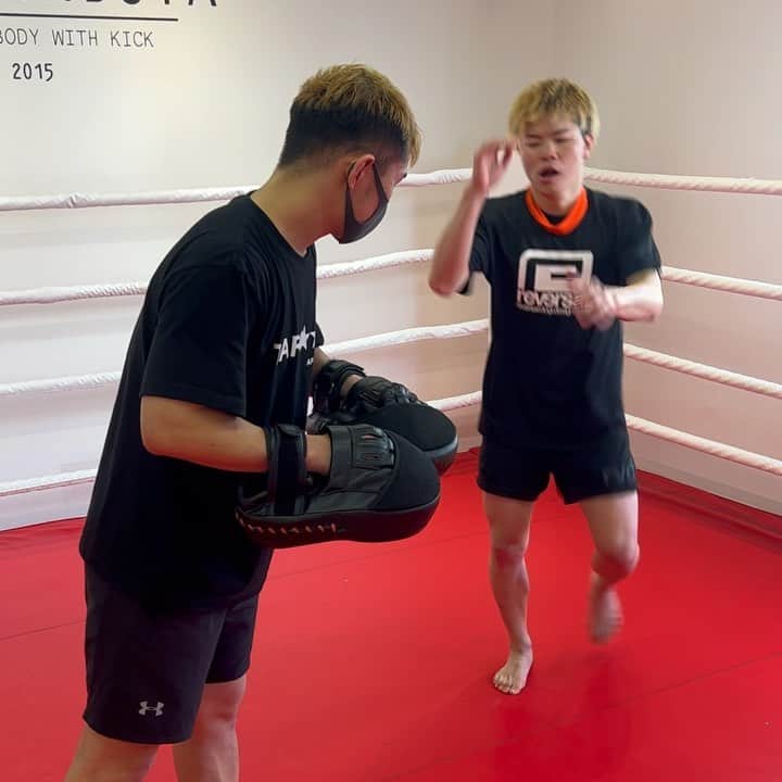 那須川天心のインスタグラム：「🦶🔥🥊」