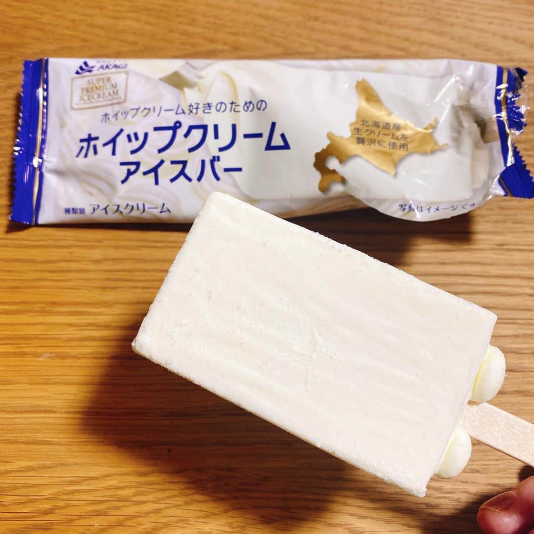 前田玲奈のインスタグラム：「速報！美味しいです！！！！ ちょーーーどいいミルキー感！！ 実は私そんなに生クリーム好きじゃないんだけど、これは美味しい！すき！ ふわっとミルキーで食感もかる〜い感じ！なので完全に0キロカロリー！！！！！！！ また買ってかえろ〜♡  #akagi #赤城乳業 #ホイップクリームアイスバー #icecream #アイスフェアリー #アイ活」