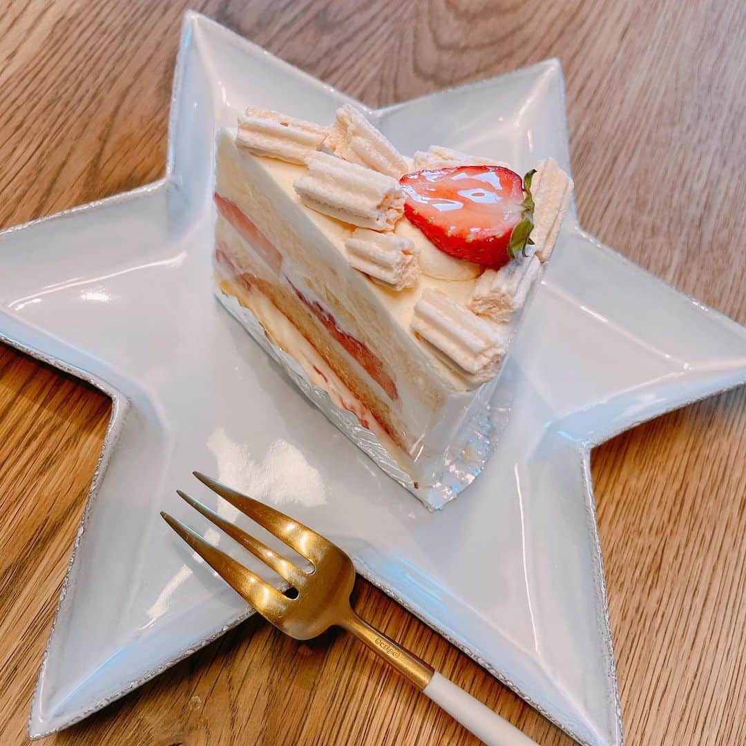 坂下千里子さんのインスタグラム写真 - (坂下千里子Instagram)「食べたのに。。。. 食べた気がしない。。。 ほんとに食べたかなぁ。🤣 . . . #ショートケーキ #イチゴケーキ #スイーツ #3時のおやつ #ケーキ」1月27日 14時42分 - chiriko_sakashita_official