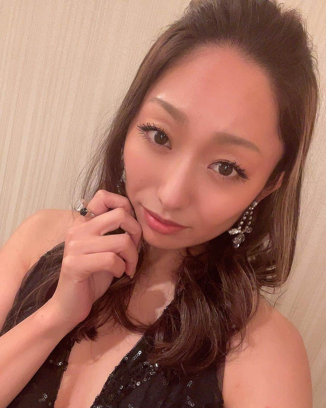 安藤美姫さんのインスタグラム写真 - (安藤美姫Instagram)「🖤K-1 AWARDS 2021🖤  Thank you for having me there with you all!!!  ご招待ありがとうございました！ 受賞された皆様本当におめでとうございました！ 同じアスリートとして試合に向かう姿勢や目標　自分の力を発揮するパワーや 負けた時の悔しさ… いろんな思いがつまった一年のアワードという席にご一緒させていただいた事本当に感謝です。  K-1関係者の方々 コーチ、トレーナーの皆様 スポンサーの皆様 そして何より闘いの場に命をかけている選手の皆様とのご縁をこれからも大切にしていきたいと思います！  本当にお疲れ様でした そして改めて おめでとうございます😌  #k1  #k1awards  #k1awards2021  #k1アワード  #安藤美姫 #mikiando」1月27日 14時46分 - miki_m_ando0403