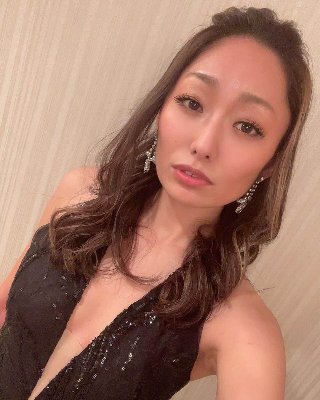 安藤美姫さんのインスタグラム写真 - (安藤美姫Instagram)「🖤K-1 AWARDS 2021🖤  Thank you for having me there with you all!!!  ご招待ありがとうございました！ 受賞された皆様本当におめでとうございました！ 同じアスリートとして試合に向かう姿勢や目標　自分の力を発揮するパワーや 負けた時の悔しさ… いろんな思いがつまった一年のアワードという席にご一緒させていただいた事本当に感謝です。  K-1関係者の方々 コーチ、トレーナーの皆様 スポンサーの皆様 そして何より闘いの場に命をかけている選手の皆様とのご縁をこれからも大切にしていきたいと思います！  本当にお疲れ様でした そして改めて おめでとうございます😌  #k1  #k1awards  #k1awards2021  #k1アワード  #安藤美姫 #mikiando」1月27日 14時46分 - miki_m_ando0403