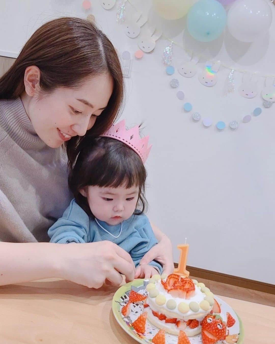 谷桃子のインスタグラム：「1月26日はコモモちゃん♡ 一歳のお誕生日でした🥰✨  ケーキは米粉で作ったパンケーキに、まだ生クリームが食べられないコモモちゃんには、ダノンヨーグルトでアレンジをして三女が上手に作ってくれました(*´꒳`*)✨💓  イチゴ好きのコモモちゃんはイチゴ🍓を端から一つづつ器用にパクパク食べてました笑  元気に一歳を迎えられてパパもママも嬉しく思います☺️✨💓  #コモモちゃん成長日記  #祝一歳記念 #茨城の実家にてお祝い #ちょっと遅めのお正月帰省 #パパとおばちゃんが来たらまたお祝いかな？？(*´꒳`*)💕」