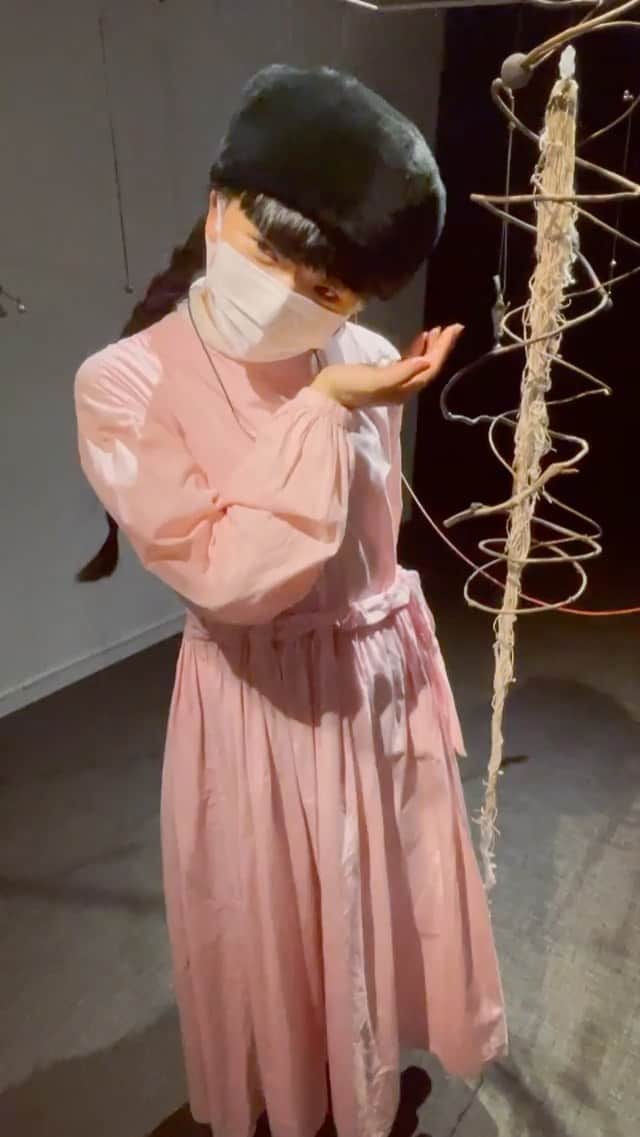青葉市子のインスタグラム：「.  フクシマミキさん @mindy_22 の創作される たまゆら。  地球上のありとあらゆるものとたわむれて 自由自在にかたちにしてゆくミキちゃん。 出逢って、もう10年以上になるのかな。  たまゆらはひとつひとつの響きが違って、 一緒に過ごしていると音も育ってゆき、 そのときの自分のみこころが、音にうつるようです。  先日の展覧会にて パールとムーンストーンの子を お迎えしました。  ◯ .*。°  .」