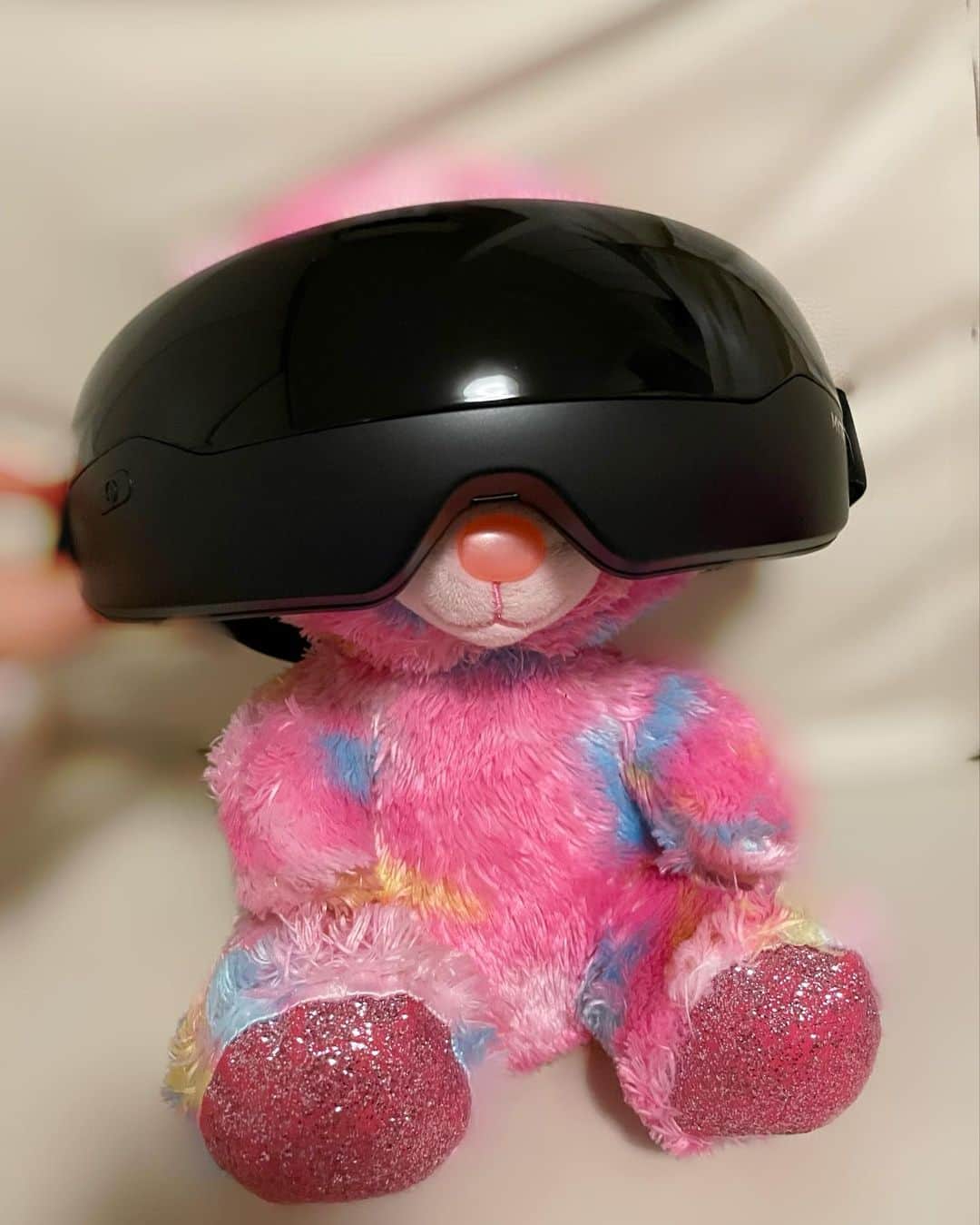 のインスタグラム：「ターミネーターみたい😎笑  @mytrex.official のアイリズム🕶  4つの振動モードと癒しのBGMが流れるよ〜🌿🏞✨  目って意外と日々酷使してるよね🥺 しっかりケアしてあげようと思います👁💖  #マイトレックス #マイトレックスアイリズム #MYTREX #MYTREXiRhythe #PR」