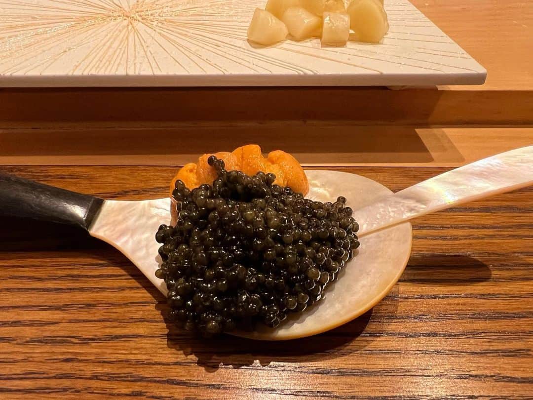 あゆぽよのインスタグラム：「. . 念願の寿司門司さんに行ってきました🍣  当たり前に全て美味しすぎた🥺🥺🥺  今度は家族を絶対連れて行きたい！！！  その為にお仕事頑張ります👍  本当にまた行きたいなぁ  #寿し門司 #寿司 #大阪グルメ #大阪寿司」