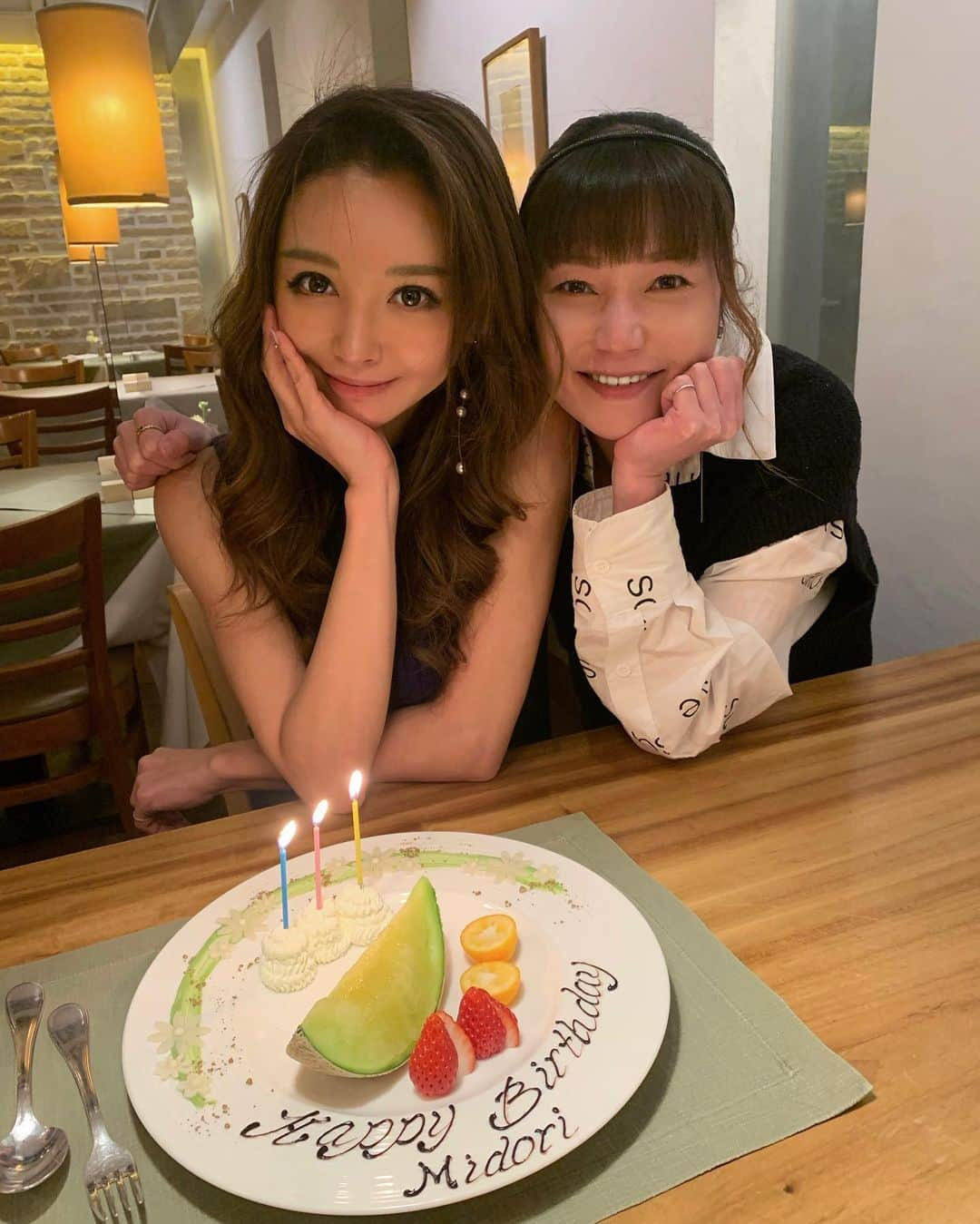 山崎みどりさんのインスタグラム写真 - (山崎みどりInstagram)「親友の南かおりが お誕生日お祝いしてくれた🎂🍾🥂  2人共がよく行ってたAPPIA本店🍽で 好きなものをチョイスして食べたよ♡  かおりとは結構食の好みが合うから パスタとかリゾットとか魚とかは同じものをオーダーしてシェアした♡  パスタはからすみとウニクリーム リゾットはポルチーニ♡  ご飯も美味しかったし 楽しかったし プレゼントまでくれて感動🥺✨  SAINT LAURENT @ysl の 華奢なチェーンのYSLロゴブレスレットをくれて、しかも嬉しかったのが ［お揃い］♥️♥️  かおりちゃんありがとう♥️ ずーっと付けとくね♥️  いつも幸せをありがとう♥️ ────────────────────────── # birthday#mybirthday#ありがとう#thank you#お誕生日 #お誕生日ごはん #birthdaydinner #親友#bestfriends #love #ysl#saintlaurent #華奢ブレス#ブレスレット#サンローラン」1月27日 16時36分 - midori_yamasaki_