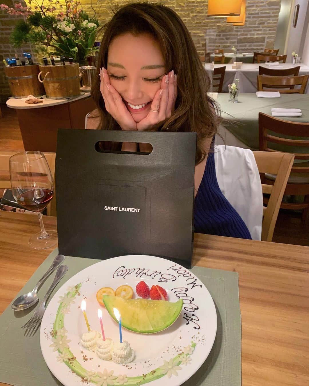 山崎みどりさんのインスタグラム写真 - (山崎みどりInstagram)「親友の南かおりが お誕生日お祝いしてくれた🎂🍾🥂  2人共がよく行ってたAPPIA本店🍽で 好きなものをチョイスして食べたよ♡  かおりとは結構食の好みが合うから パスタとかリゾットとか魚とかは同じものをオーダーしてシェアした♡  パスタはからすみとウニクリーム リゾットはポルチーニ♡  ご飯も美味しかったし 楽しかったし プレゼントまでくれて感動🥺✨  SAINT LAURENT @ysl の 華奢なチェーンのYSLロゴブレスレットをくれて、しかも嬉しかったのが ［お揃い］♥️♥️  かおりちゃんありがとう♥️ ずーっと付けとくね♥️  いつも幸せをありがとう♥️ ────────────────────────── # birthday#mybirthday#ありがとう#thank you#お誕生日 #お誕生日ごはん #birthdaydinner #親友#bestfriends #love #ysl#saintlaurent #華奢ブレス#ブレスレット#サンローラン」1月27日 16時36分 - midori_yamasaki_