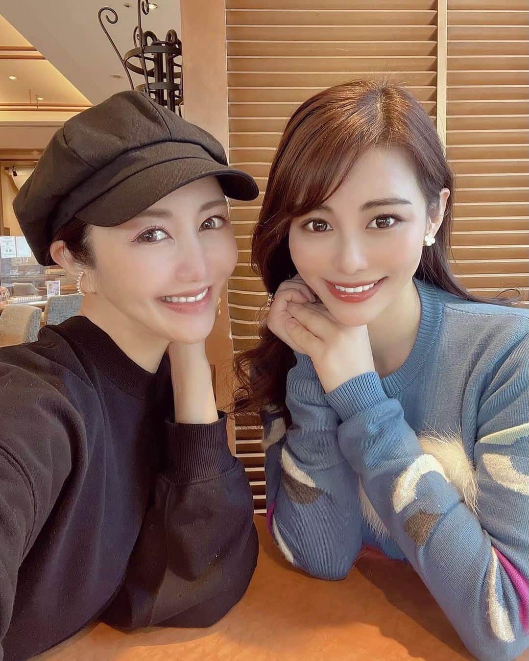 美馬怜子のインスタグラム：「先日仲良しのお友達と2年ぶりにお食事してきました😌💕  お出かけする機会がめっきり減り、なかなかインスタも更新できずであっという間に1月も終わりになってしまいました💦 2022年もよろしくお願いします❣️  まだまだステイホームが続きそうですが、ここ最近1番の変化が眉毛なんです☺️💕  今流行っている、ハリウッドブロウリフトをしてきたんです✨✨ アートメイクって初めてで、ずっとやろうか悩んでいたんですがメイク時間が短縮できて本当に便利😆💖 なんでもっと早くやらなかったんだろう！ @dori_medicalart さんにお任せしました☺️❤️  #久しぶりの再会 #あっという間に時間が過ぎる #美容トークもたくさんできた😊🙌  #ハリウッドブロウリフト #アートメイク眉」