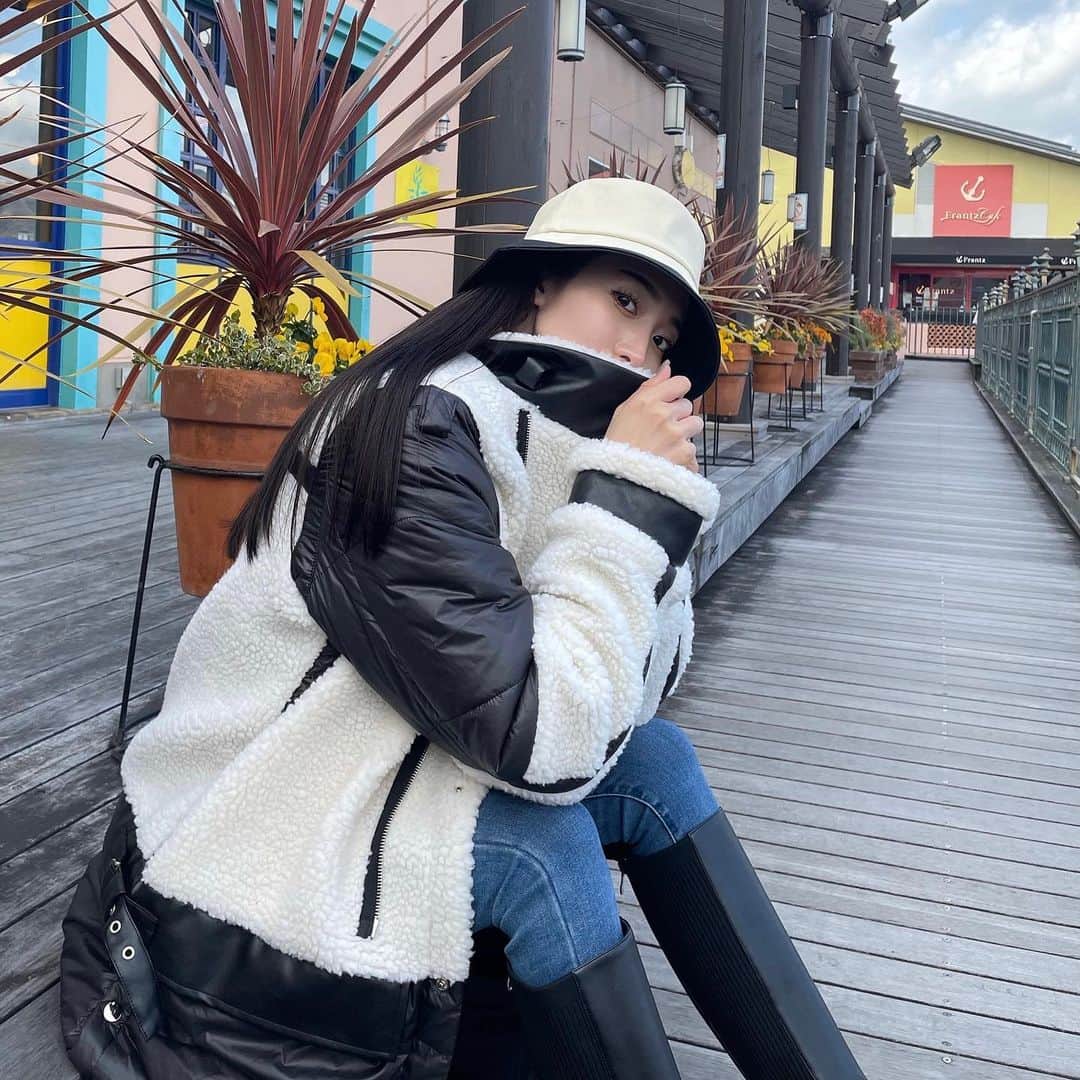 藤田麻里のインスタグラム：「もう１月終わるってほんまなん😮‍💨？  @mirror.me_official のバケハとアウター🧥♥️ このバケハ色違いで２個目👒お気に入り♡」