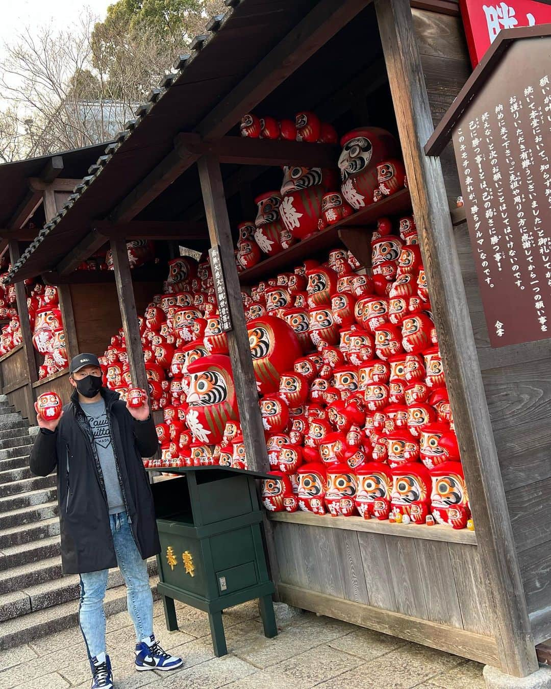 杉本裕太郎さんのインスタグラム写真 - (杉本裕太郎Instagram)「四年前の願いが叶ったので奉納してきました😆  #ありがとうだるまさん #勝尾寺」1月27日 17時35分 - 99tarosu345