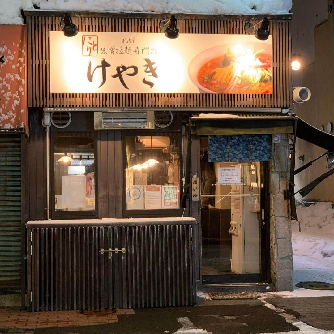 渡邉ひかるさんのインスタグラム写真 - (渡邉ひかるInstagram)「けやき　すすきの本店 コーンバターラーメン 1020円 @ すすきの ・ ・ ・ ・ 北海道といえば 札幌味噌ラーメンだなぁなんて 地元民ながら安易な考えで 帰省後最初に食べに行ったのが みなさんご存知“けやき”。 ・ ・ 東京にも味噌ラーメンはあるのですが やっぱり札幌のラーメンと言ったら 麺が卵麺で挽肉が乗ってる あの感じが食べたい！ となって食べに行きました。 ・ ・ ・ すすきの駅から 徒歩で約7分ほど。 ・ ・ 平日夕方帯に行ったからか 入店時は私一人でしたが 食べているうちに続々と お客さんも増えていきました。 ・ ・ ・ 今回は味噌バターコーン ラーメンを選択。 ・ ・ ・ 鉄の中華鍋で 野菜とスープを調理してるのが 見えるとより一層 食欲を増します。 ・ ・ ・ にら、キャベツ、もやしと 炒められた野菜が たっぷり乗って これでもか！という具合に コーンが乗る。 ・ ・ ・ スープを一口含むと お味噌の甘味とバターのまろやかさで 冷えた体の芯まで温まって いく様な感じが◎ ・ ・ ・ 卵麺は中太縮れ麺で少し硬め。 この麺とスープ間の相性は 王道間違いなし。 ・ ・ ・ ・ 懐かしさを感じる一杯。 甘さがありながらも重たくなく 野菜本来の甘味や旨味も感じられて 罪悪感も無しです！ ・ ・ ・ ・ 寒い日にはラーメン 沁みますよ〜！ ・ ・ ・ ・ ・ ・ ・ 営業時間⏰ 月〜土 10:30〜翌4:00 ・ ・ ・ 定休日💤 無休 ・ ・ ・ ・ ・ ・ ・  #ラーメン #らーめん #らーめん部 #ラーメン好き #らーめん大好き  #らーめん部  #らーめんインスタグラマー  #らーめん女子  #ラーメン好きな人と繋がりたい  #麺スタグラム #ラーメン大好き渡邉さん #北海道 #札幌 #大通 #北海道グルメ #けやき #ラーメンけやき #味噌バターコーンラーメン  #keyaki  #ramen #noodles」1月27日 17時37分 - ramenwatanabe0215