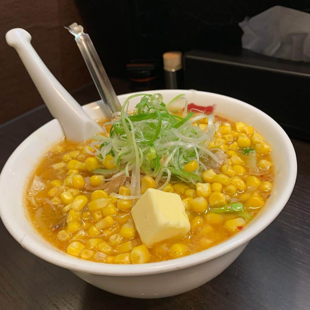 渡邉ひかるのインスタグラム：「けやき　すすきの本店 コーンバターラーメン 1020円 @ すすきの ・ ・ ・ ・ 北海道といえば 札幌味噌ラーメンだなぁなんて 地元民ながら安易な考えで 帰省後最初に食べに行ったのが みなさんご存知“けやき”。 ・ ・ 東京にも味噌ラーメンはあるのですが やっぱり札幌のラーメンと言ったら 麺が卵麺で挽肉が乗ってる あの感じが食べたい！ となって食べに行きました。 ・ ・ ・ すすきの駅から 徒歩で約7分ほど。 ・ ・ 平日夕方帯に行ったからか 入店時は私一人でしたが 食べているうちに続々と お客さんも増えていきました。 ・ ・ ・ 今回は味噌バターコーン ラーメンを選択。 ・ ・ ・ 鉄の中華鍋で 野菜とスープを調理してるのが 見えるとより一層 食欲を増します。 ・ ・ ・ にら、キャベツ、もやしと 炒められた野菜が たっぷり乗って これでもか！という具合に コーンが乗る。 ・ ・ ・ スープを一口含むと お味噌の甘味とバターのまろやかさで 冷えた体の芯まで温まって いく様な感じが◎ ・ ・ ・ 卵麺は中太縮れ麺で少し硬め。 この麺とスープ間の相性は 王道間違いなし。 ・ ・ ・ ・ 懐かしさを感じる一杯。 甘さがありながらも重たくなく 野菜本来の甘味や旨味も感じられて 罪悪感も無しです！ ・ ・ ・ ・ 寒い日にはラーメン 沁みますよ〜！ ・ ・ ・ ・ ・ ・ ・ 営業時間⏰ 月〜土 10:30〜翌4:00 ・ ・ ・ 定休日💤 無休 ・ ・ ・ ・ ・ ・ ・  #ラーメン #らーめん #らーめん部 #ラーメン好き #らーめん大好き  #らーめん部  #らーめんインスタグラマー  #らーめん女子  #ラーメン好きな人と繋がりたい  #麺スタグラム #ラーメン大好き渡邉さん #北海道 #札幌 #大通 #北海道グルメ #けやき #ラーメンけやき #味噌バターコーンラーメン  #keyaki  #ramen #noodles」