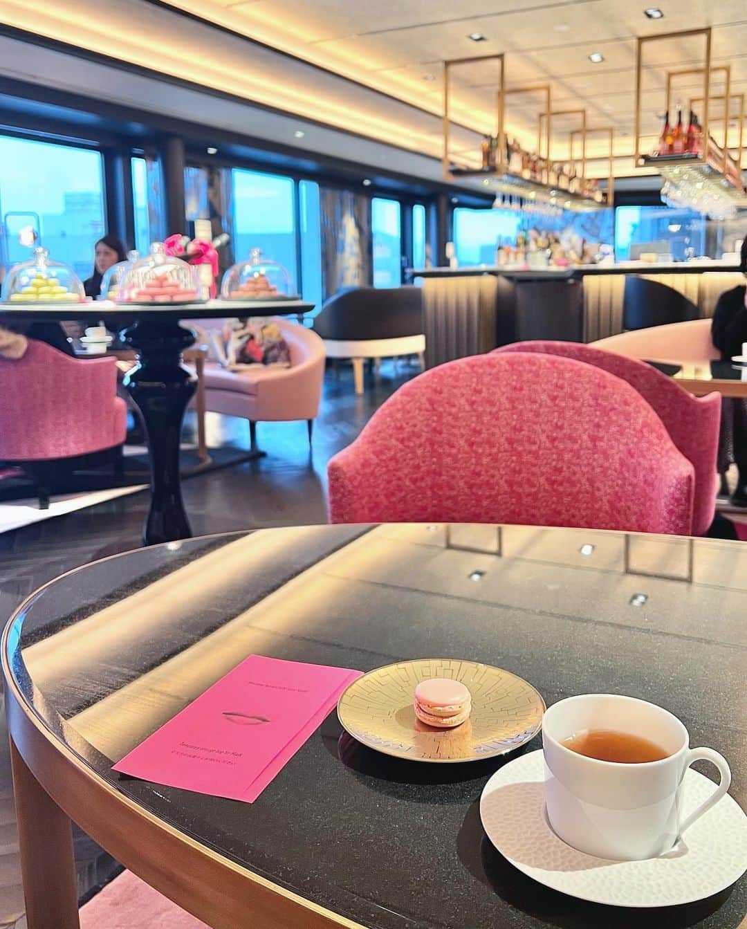 黒田真友香さんのインスタグラム写真 - (黒田真友香Instagram)「ティータイム好きにオススメ☕️ 京都のおすすめホテル、　@fauchon_lhotel_kyoto   パリと京都の融合をテーマとしたデザインで、ピンクをアクセントとしたお部屋が中々日本ではない雰囲気で素敵☺️  世界で2軒しかないみたい🌍  チェックインの時には美味しい紅茶とマカロンでお出迎えしてもらい、お部屋に備え付けられてる沢山のクッキーやチョコのお菓子、美味しい紅茶もなんとフリー😍  可愛いお部屋でゆっくり楽しめます☺️  朝ご飯付きで最安1人2万円前後なので、 ホテルステイも楽しみたい人にはとってもおすすめ🥰」1月27日 17時56分 - kurodamayukaxx
