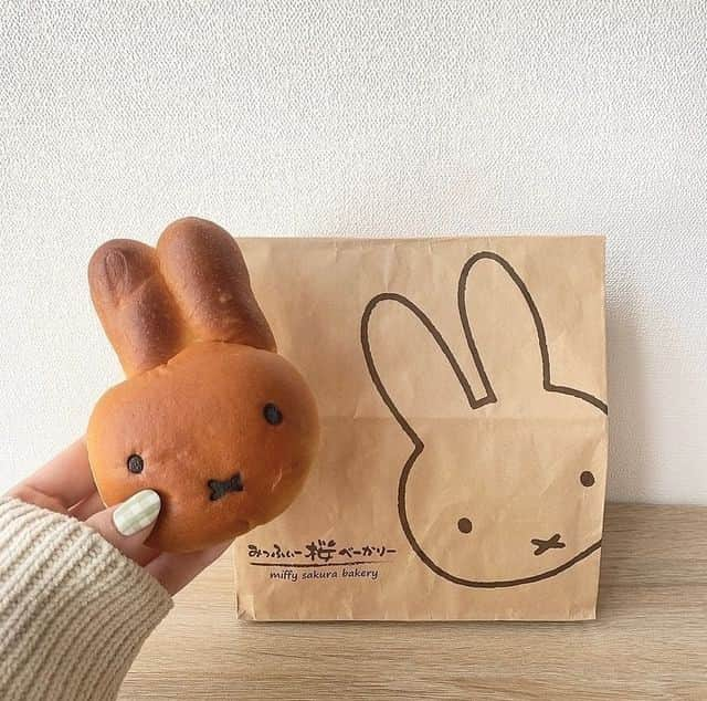 R i R y (リリー)さんのインスタグラム写真 - (R i R y (リリー)Instagram)「『 ミッフィーパン屋さん☕🐇』　　  可愛すぎるミッフィーのパン💓 最後のページに店舗情報載せています🍞 ぜひ参考にしてみてください🤎  ✴︎---------------✴︎---------------✴︎ ▶▶掲載する写真を募集中📸 カワイイ写真が撮れたら、@velle.jp をタグ付けするか、ハッシュタグ #velle_jp をつけて投稿してみてね♪  velle編集部と一緒にカワイイで溢れるvelleを創っていこう😚🤍  ✴︎---------------✴︎---------------✴︎  #おうちカフェ #ミッフィー #ミッフィーカフェ #ミッフィーのカフェレシピbook #サンドイッチ #食パンアレンジ #朝ごパン #ピクニック #おしゃピク #おうちピクニック #休日の過ごし方 #カフェ好きな人と繋がりたい #お洒落さんと繋がりたい #パン屋 #倉敷カフェ #倉敷グルメ #朝ごぱん #おうち時間 #teatime #ティータイム #bakery #パン #ミッフィーパン #みっふぃーきっちん #ミッフィー好き #ミッフィー好きと繋がりたい #おしゃれさんと繋がりたい #お洒落さんと繋がりたい」1月27日 18時01分 - velle.jp