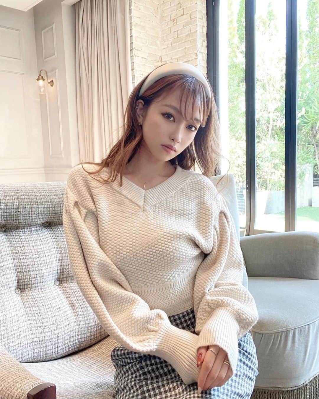 木田絵里香のインスタグラム：「. シャツレイヤードしてもかわいいニット♡ ハイウエストボトムと合わせるのが🙆🏻 . ✔︎ボリュームスリーブコンパクトニット ¥5,500(taxin) IVO/BLK/ORG/LVD . #ニット#コーデ」