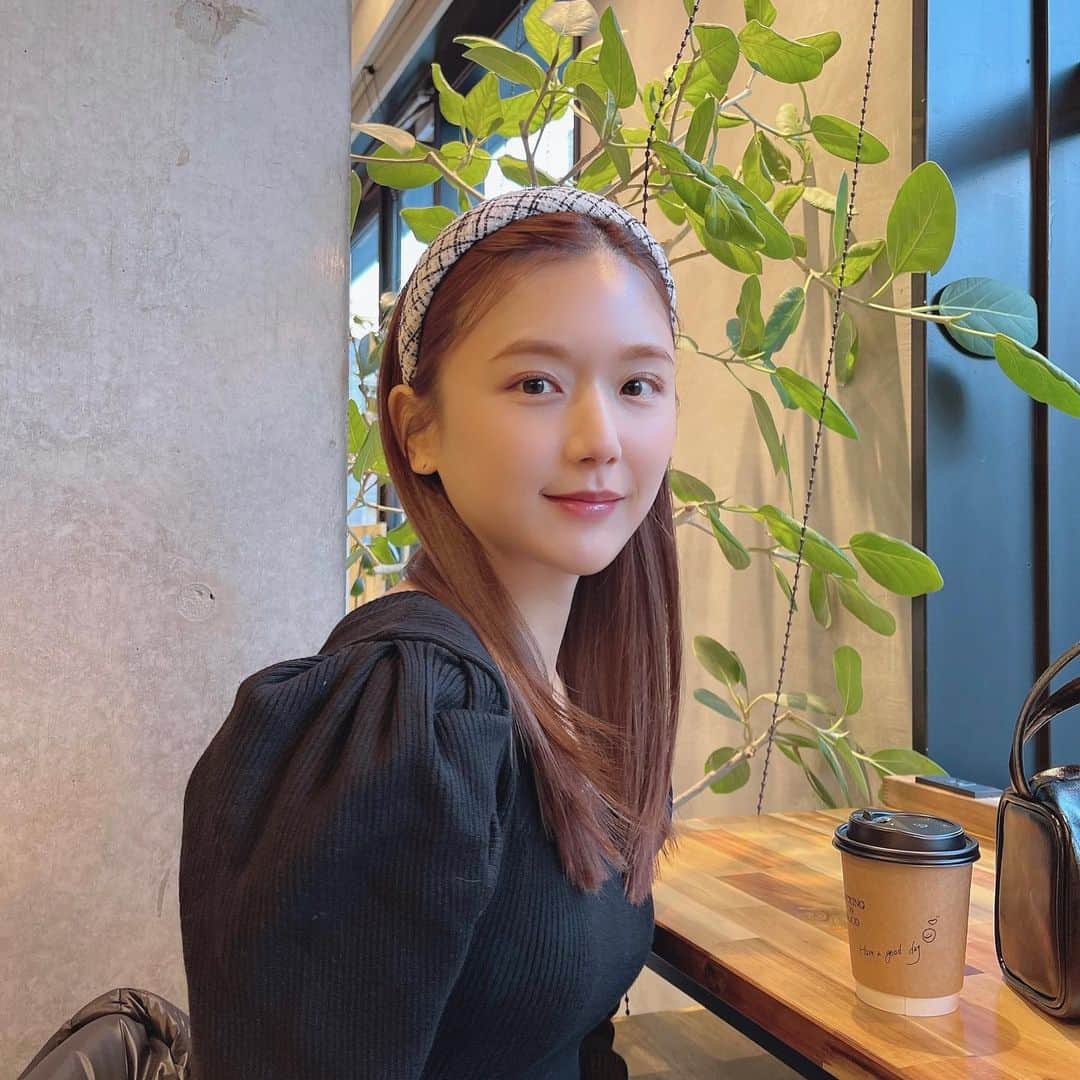 ひよんのインスタグラム：「🖤🤍  そろそろワンピース1枚でも出歩ける 暖かさになってほしいな〜🥺🌸  そんな今日は #ひよんちゃんねる アップされるよ💖 お楽しみに🥰🥰  #ひよん #ひよん服 #クアンク #꾸안꾸 #일상 #데일리」