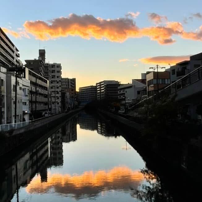 前野えまさんのインスタグラム写真 - (前野えまInstagram)「今日も1日お疲れ様です🌠 ・ ・ #夕焼け #雲 #夕焼け空 #空の写真  #今日も1日お疲れ様でした   #beautiful #sunset  #whatabeautifulsunset  #orange #sky #photography #skylovers #skyphotography」1月27日 18時45分 - maeno_ema