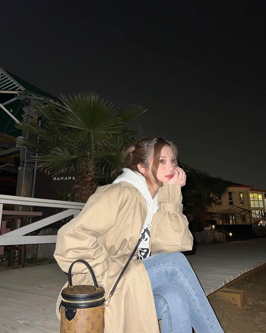 小栁紫苑のインスタグラム：「投稿頻度死んでました😃 何枚目が好きですか🥸  #百道浜 #海  #カジュアル  #コメント大歓迎  #ootd #ootdfashion #いいね  #トレンチコート  #SHEIN #おだんごヘア #jリーグ女子  #コメント返し #プルエクステ #エクステ」