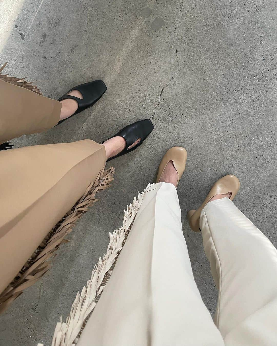 AICOさんのインスタグラム写真 - (AICOInstagram)「@ena1123 とこんなパンツ欲しいよね！とデザインしたパンツ。フリンジ好きの私達の大好みなデザイン。フリンジの長さ、ボリューム、素材、色々なバリエーションで何度も作ってやっと満足いく仕上がりになりました。歩くたびに揺れるフリンジが本当に可愛い。まだ寒いのでニットと合わせても◎明日発売です。#clane#22ss」1月27日 19時01分 - aico00000