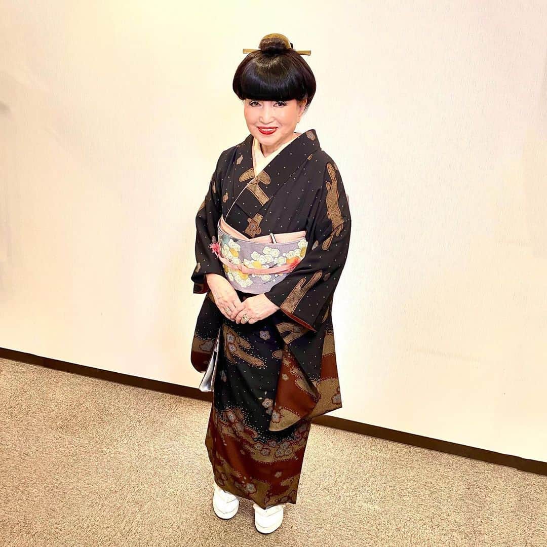 黒柳徹子さんのインスタグラム写真 - (黒柳徹子Instagram)「今日は、『日立 世界ふしぎ発見！』本番2本。最初のお着物は、ぼかしに金糸の霞、疋田の雪輪に冬の草花刺繍の訪問着です。 2枚目のお着物は、梅と霞模様のお着物です。」1月27日 19時26分 - tetsukokuroyanagi