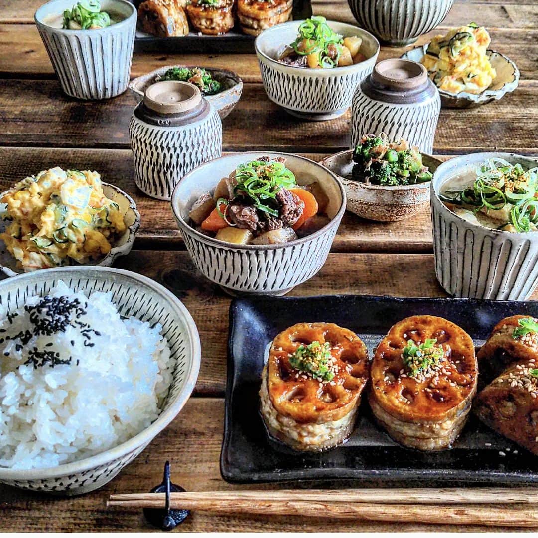 meeのインスタグラム：「こんばんは😊  今日は肉屋大石さん@oishi2021 から頂いた1月の定期便の中から、国産黒毛和牛スネ肉と国産大山どり挽肉を夜ご飯に😋  ✺蓮根のてりてり挟み焼き ✺牛スネ肉煮込み ✺ポテサラ ✺ブロッコリーのおかか和え ✺味噌汁 ✺ごはん  挟み焼きは時々作るのですが、作る工程の時に挽肉がふわっふわ〜😆 後、スジを使った料理は初めてなので何を作ろうか迷った結果こちらの煮込みに😊 牛スジの味が大根、こんにゃくにしみっしみ〜でコクがあっておいし～😋ってつい声がもれちゃいました😆 挟み焼きも牛スジ煮込みも大好評でした😋😋😋  ごちそうさまでした✨」
