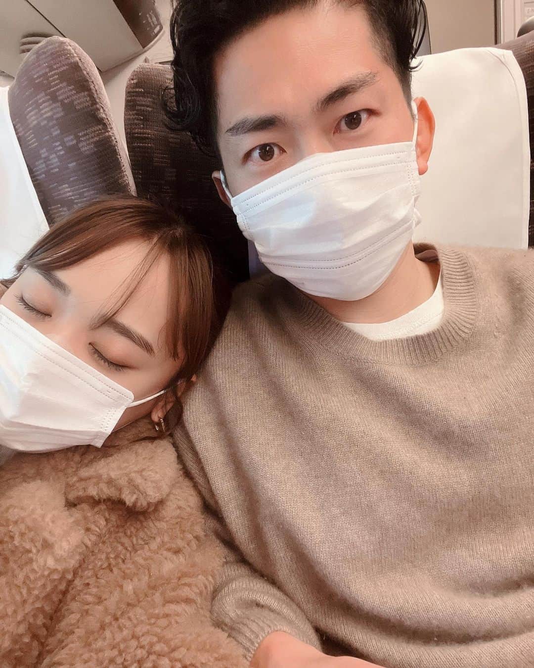 近藤千尋のインスタグラム：「今週はなんだかバタバタで お互い話す時間もなかったから 移動中に喋りたかったけど 行きはひーぼぉくんが寝て 帰りはわたしが寝ていた。笑🚅🤣  寒い日のロケが続いて お風呂が気持ちいい〜🛀♨️ 免疫高めないとですね❗️  明日はラヴィット🐰ミテネ❤️」