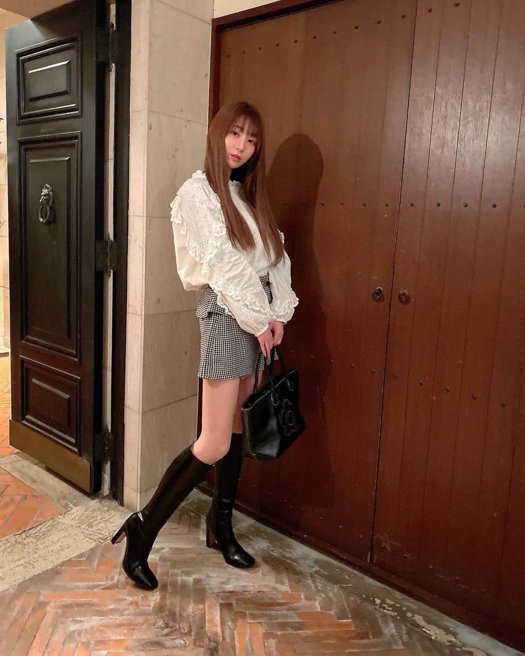 堀尾実咲のインスタグラム：「@acym_official のブーツ🖤  全体的に細身なシルエットで めちゃくちゃ美脚に見せてくれる神ブーツだよ😍  ここのブランドブーツはもちろん お洋服もめちゃくちゃ可愛いので ぜひ見てみてね💓  https://www.acym.jp/sp/  #fashion #cordinate #acym #アシーム」