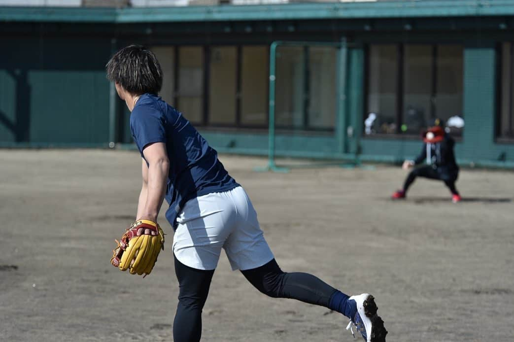 今宮健太のインスタグラム：「今日、無事に自主トレ終了しました❗️ 怪我なく体調不良もなく 充実した自主トレになりました❗️ サポートしていただきました 宮若市はじめ全ての皆様ありがとうございました。 非公開になってしまったのは残念ですが まだまだコロナが拡がっていますのでファンの皆さんも体調には 気をつけてください❗️ それではキャンプからしっかり頑張ってきます❗️❗️ #宮若市 #わたべ商店  R1のおかげです笑」