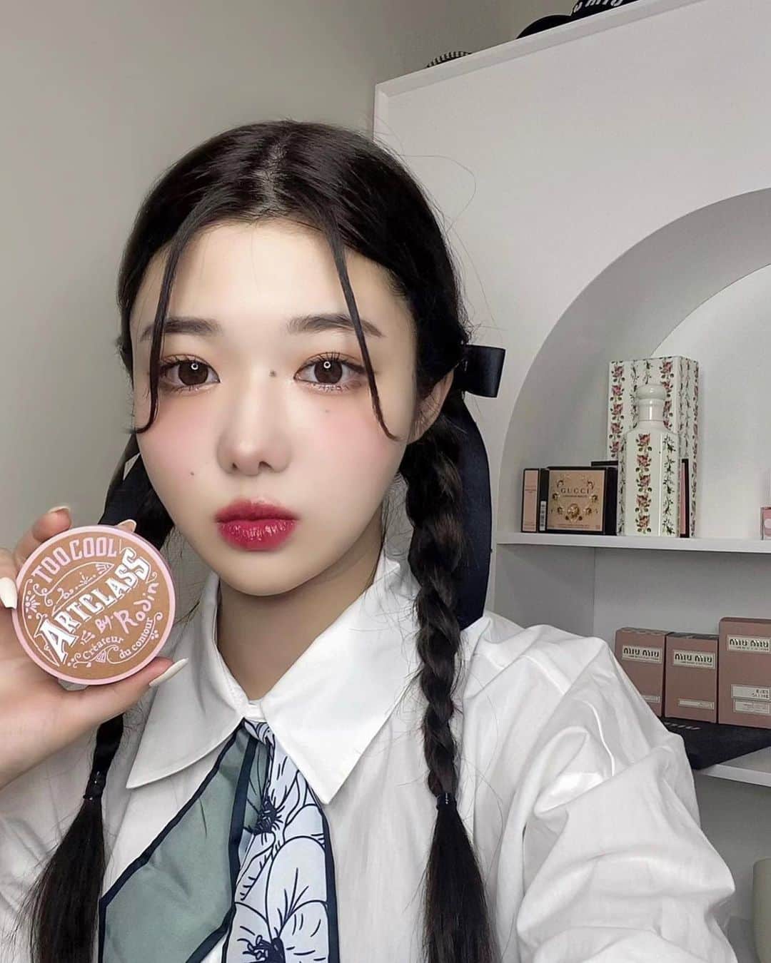 きぬさんのインスタグラム写真 - (きぬInstagram)「昔からよく使ってたtoo cool for schoolのシェーディングのパケがめっちゃかわいくなっていた〜〜❤︎❤︎  イエベ向きのクラシックと、ブルベ向きのモダンが販売されてるから、自分の肌に合わせて選べるし、どっちも薄い色から濃い色までしっかり3色入っててめっちゃ使いやすい◎ シェーディングだけじゃなくてアイブロウとかアイシャドウにも使えて万能だよ〜☺︎  有名だから使ってる子もおおいとおもうけど 累積販売量1000万個突破してる超人気商品らしいのでまだ使ったことない子もぜひチェックしてみてね👼🏻  #TCFS #トゥクールフォースクール　#韓国コスメ　#toocoolforschool #バイロダンシェーディングブティックエディション #PR」1月27日 20時07分 - 2_5_2555