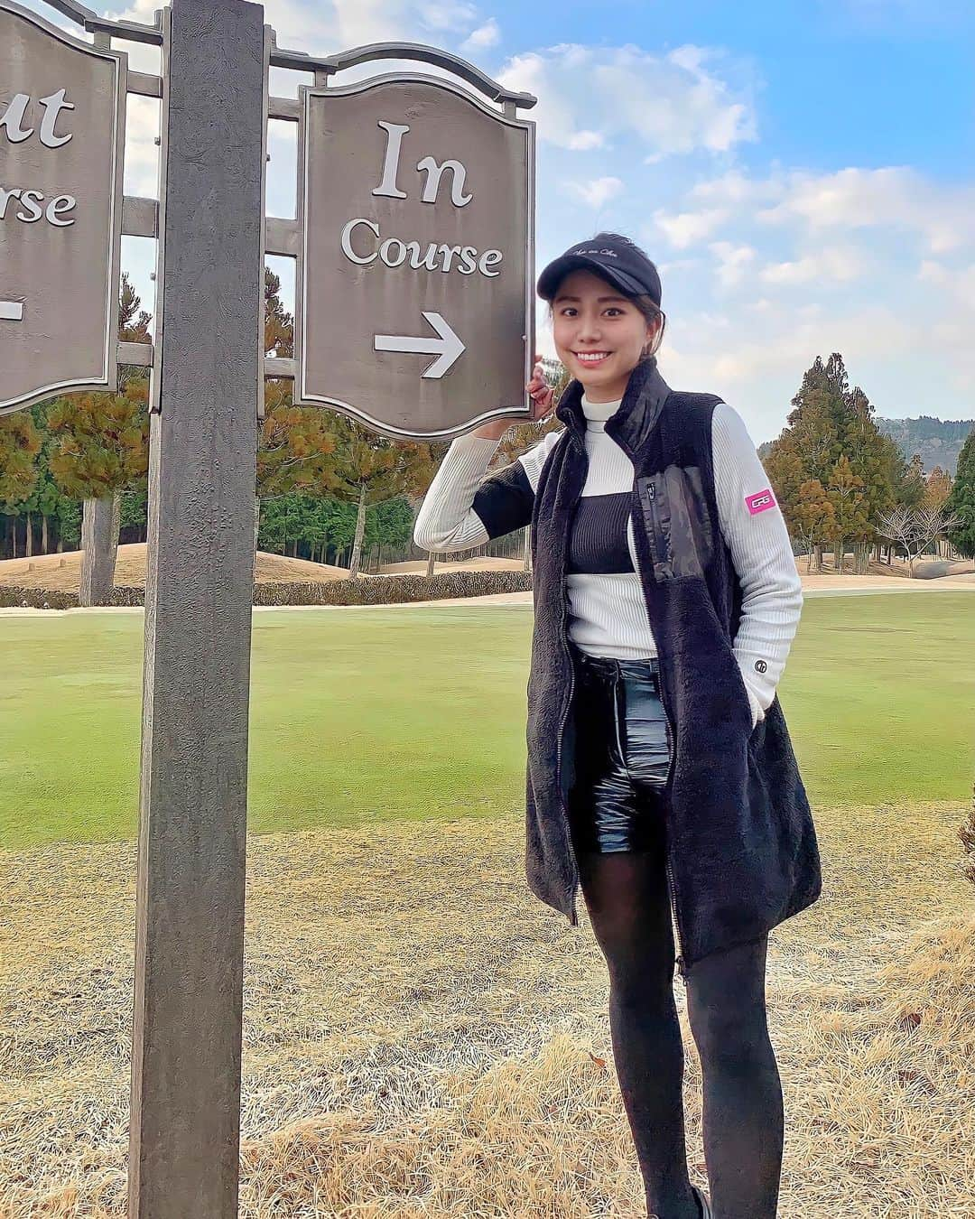 とくさきさんのインスタグラム写真 - (とくさきInstagram)「Joyxでのラウンドコーデ😌⛳️ . やっぱりモノトーン多めになってしまう🤣💕 . 皆さんも冬はやっぱりモノトーンコーデしがちですよね？？🤔 .  #ゴルフ#ゴルフ女子#golf#golfgirl#golfswing#ゴルフスイング#sports#スポーツ#スポーツ女子#골프#골프여자#尔夫球#高尔夫#ゴルフウェア#golfwear」1月27日 20時10分 - tokusaki_golf