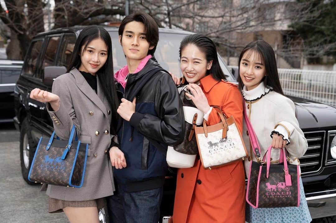 藤岡舞衣さんのインスタグラム写真 - (藤岡舞衣Instagram)「My brother and sisters👨‍👩‍👧‍👧❤️ ⁡ ホース アンド キャリッジ "That’s my ride" ⁡ #CoachNY @Coach #藤岡舞衣 #maifujioka #fashion #Coach」1月28日 6時06分 - mai_fujioka_official