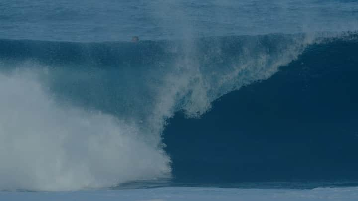 ミグエル・プッポのインスタグラム：「Early mornings in the island🌴🙌💙 #Pipe (🎥: @brunozanin_ )」