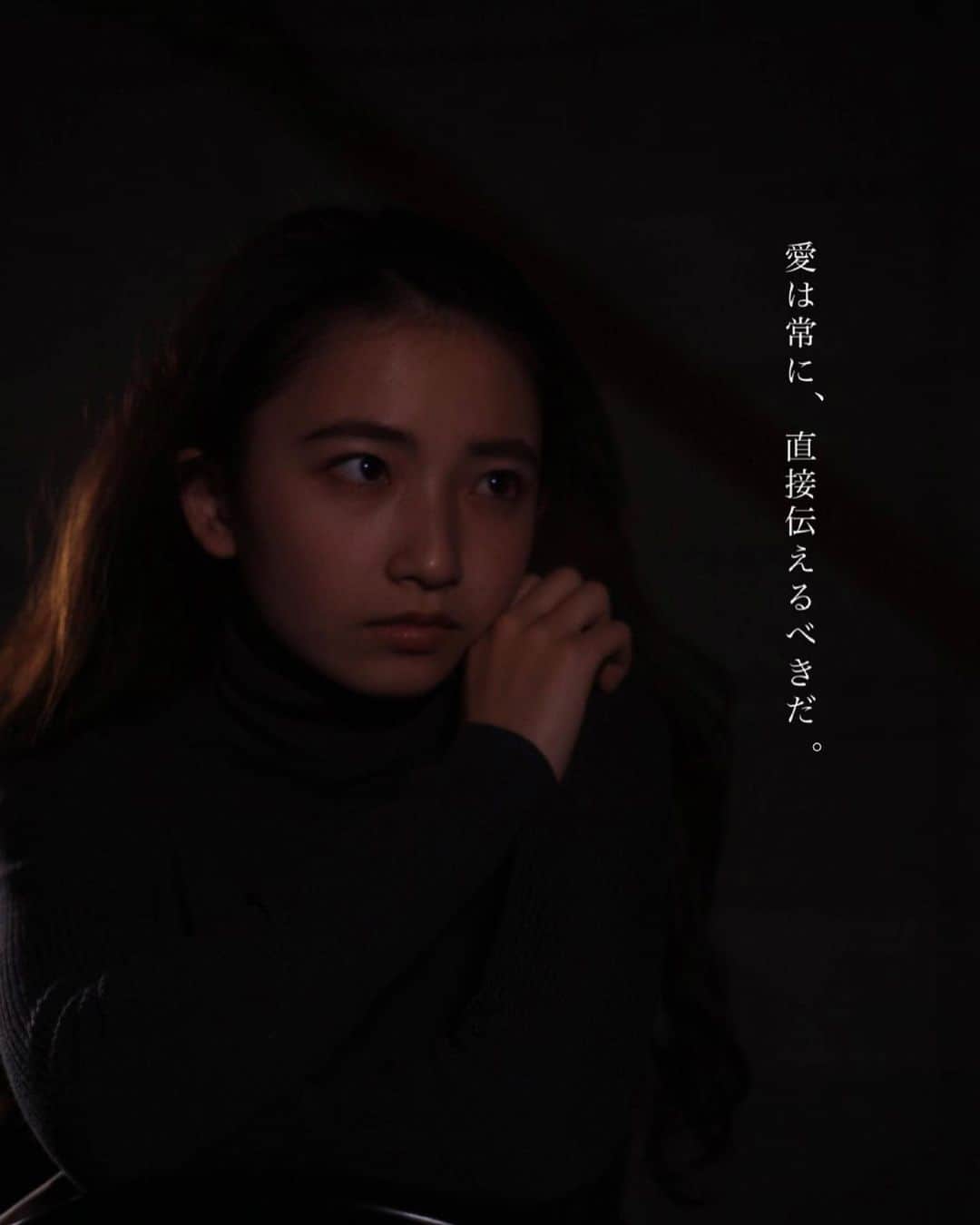 𝐊𝐚𝐤𝐢𝐠𝐢𝐅𝐮𝐤𝐚のインスタグラム：「『』真夜中乙女戦争 ㅤㅤㅤㅤㅤㅤㅤㅤㅤㅤㅤㅤㅤ ㅤㅤㅤㅤㅤㅤㅤㅤㅤㅤㅤㅤㅤ  面白いにも二種類ある。 ㅤㅤㅤㅤㅤㅤㅤㅤㅤㅤㅤㅤㅤ より多くの人に面白いと思ってもらえるか、 それか自分一人にとって絶対面白いか。 ㅤㅤㅤㅤㅤㅤㅤㅤㅤㅤㅤㅤㅤ 理想はどっちもなんだよ。 どっちも満たせれたら最高なんだ。 ㅤㅤㅤㅤㅤㅤㅤㅤㅤㅤㅤㅤㅤ でもさ、結局、会ったことのない人が なにを面白いと思うかなんて、絶対私には分からない。 ㅤㅤㅤㅤㅤㅤㅤㅤㅤㅤㅤㅤㅤ だから、最後は結局、自分が面白いと 心底感じるものを作るしかないんだ。 ㅤㅤㅤㅤㅤㅤㅤㅤㅤㅤㅤㅤㅤ それか誰か一人が心底良いって 思ってくれるようなものを作るしかない。 ㅤㅤㅤㅤㅤㅤㅤㅤㅤㅤㅤㅤㅤ 人生最悪なことばっかだったけど、 この本が一冊ある、そんな世界に生きててよかったって 思ってくれたら最高だよね、 まだ生きてようかなって思ってくれたら最高だよね。 ㅤㅤㅤㅤㅤㅤㅤㅤㅤㅤㅤㅤㅤ 死にたい死にたいって思いながら 図書館で本を手に取るような子に、 そう思わせるのが夢なの。  ㅤㅤㅤㅤㅤㅤㅤㅤㅤㅤㅤㅤㅤ ＝ ㅤㅤㅤㅤㅤㅤㅤㅤㅤㅤㅤㅤㅤ ㅤㅤㅤㅤㅤㅤㅤㅤㅤㅤㅤㅤㅤ スクリーンには、 犯罪、恋愛、青春、、ジャンルじゃ表せないほど 映像化されてほしかったシーンが次から次へと破壊的に。 ㅤㅤㅤㅤㅤㅤㅤㅤㅤㅤㅤㅤㅤ ㅤㅤㅤㅤㅤㅤㅤㅤㅤㅤㅤㅤㅤ “いつか演じたい” と強く思いながら。 ㅤㅤㅤㅤㅤㅤㅤㅤㅤㅤㅤㅤㅤ 原作の中で出てくる好きな言葉と 劇中に響いた言葉を写真に載せておきました。🗼」