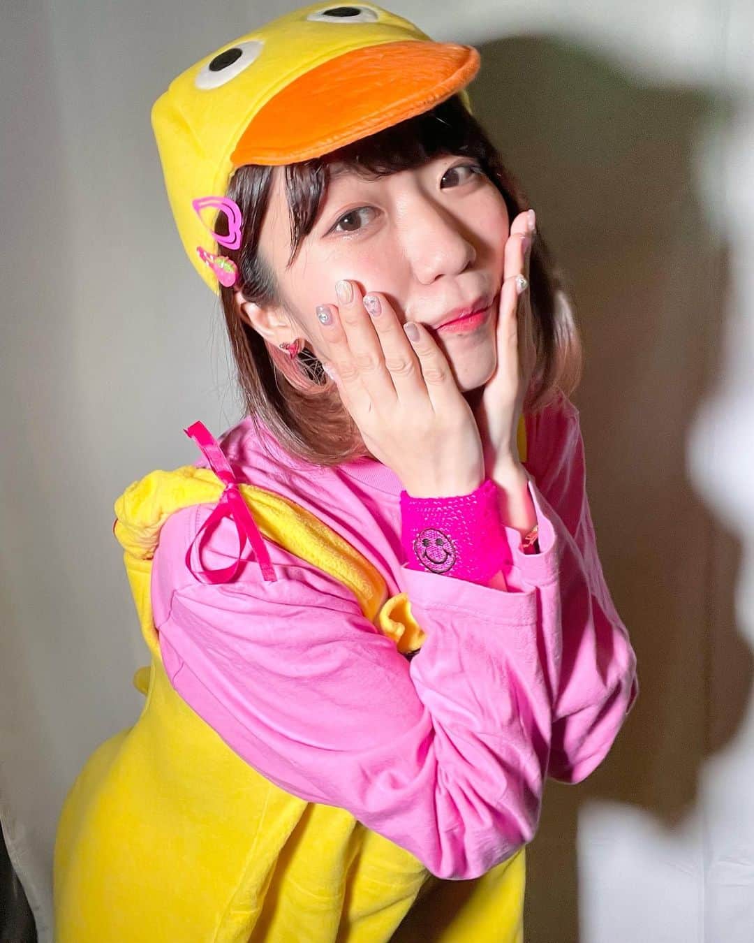 ぱいぱいでか美のインスタグラム：「ピヨってるやつ . ピヨってるやついる？いねぇよな！  ─────────東京トリベンジャーズ。 ゆらぴこ @yura_burstgirl が用意してくれた衣装！ 装飾もしてくれて、 #でか美ちゃんANN0 聴きながらやってくれたんだって！笑 うれしーーーーあの話衝撃的でした、と言われてしまったよ😂 ひよことにかくアポカリみんな気に入ってはしゃいでしまいました🐥笑 ゆらぴこお誕生日おめでとうね！ しあわせな一年になりますように❤️‍🔥 . #ゆらぴこ生誕祭 #ゆらぴこ #ひよこ #ピヨってるやつ #でか美ちゃん #APOKALIPPPS」