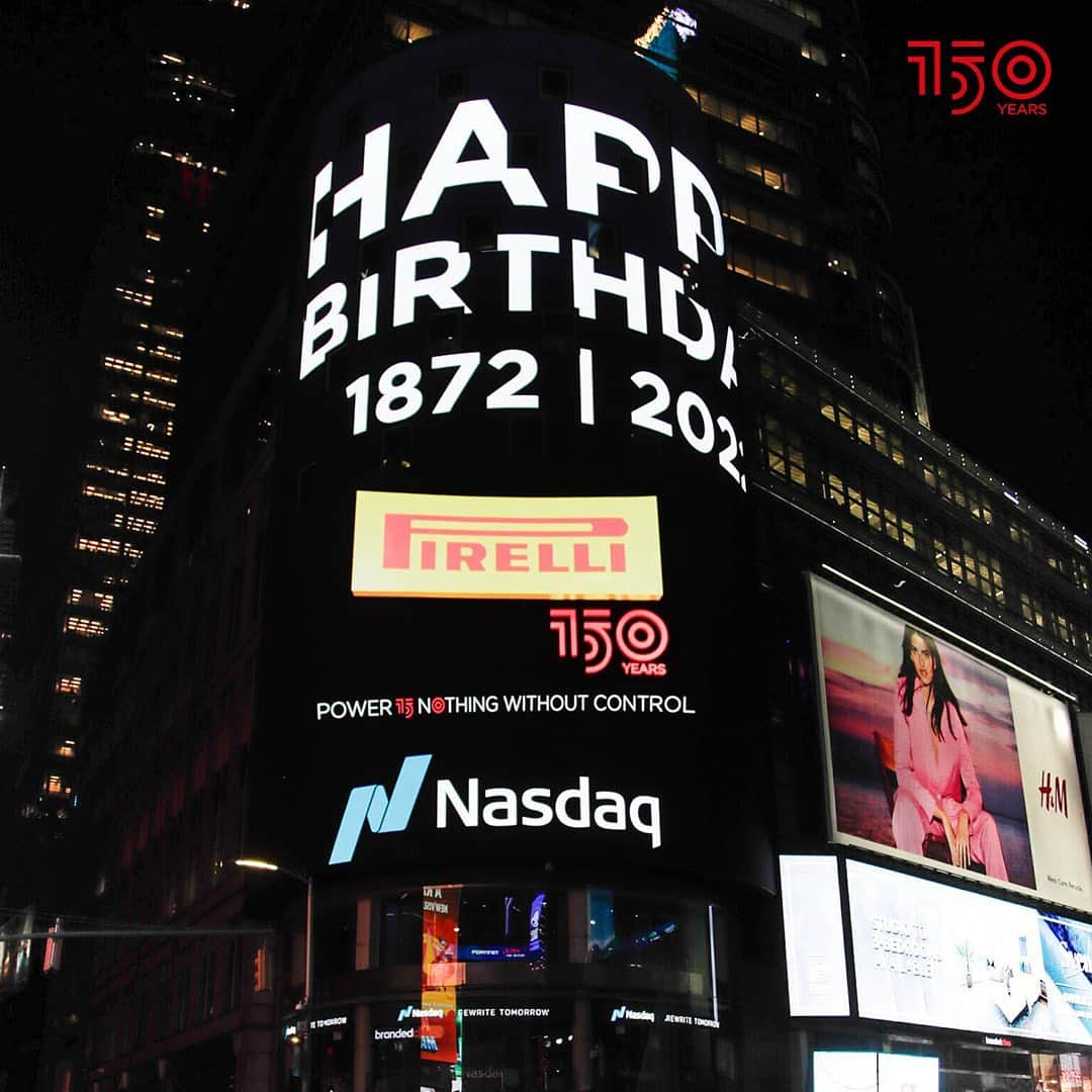 Lindsay Brewerさんのインスタグラム写真 - (Lindsay BrewerInstagram)「New York City joins the celebrations with a Pirelli tyre rolling on the Nasdaq Tower! Happy Birthday Pirelli!  #Pirelli #Pirelli150」1月27日 22時09分 - lindsaymariebrewer