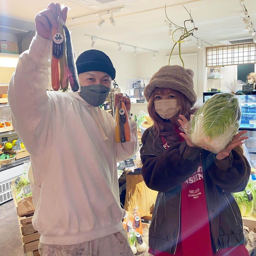 水嶋ひかるさんのインスタグラム写真 - (水嶋ひかるInstagram)「. . 代官山青果店やっといけた🥬🥕💖 イロさんが育てた野菜たくさん！ あんなオシャレな八百屋さん初めて🫑✨ 他にもお米とか地方でしか取り扱ってないアイテムもあって楽しかった🤗💖 ももまるでもよく代官山青果店の野菜を使った料理があるから日頃から頂いてます😋 フルーツサンド、お弁当🍱もすごく美味しいの🥰🤝 . 辛口のキムチとケール買って ケールのサラダとデトックススープ作った🥰 ドレッシングは熊の焼き鳥のトウモロコシドレッシング🌽 毎日食べたくなる🥺⤴︎⤴︎⤴︎ 今週豚キムチ🐖つくろーーー🌶！ . #代官山青果店 #代官山 #代官山青果店のキムチ #キムチ #激辛 #辛党 #激辛部#ケール #ケールサラダ #熊の焼き鳥 #ひかぴんく #かまいい #ありまとう #ひかぷぅ語 #今日は何の日 #求婚の日」1月27日 22時28分 - hikapudayo