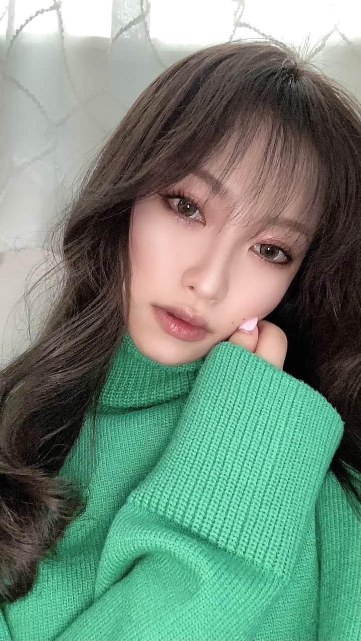 木田絵里香のインスタグラム：「【約半年ぶりのメイク動画💄】 👇🏼 ◾︎マスカラ ↪︎UZU モテマスカラvol.7 ◾︎ハイライト ↪︎ディオールスキンフォーエヴァークチュールルミナイザー02 PINK GLOW ◾︎リップ ↪︎①rom&nd JUICY LASTING TINT #07ジュジュブ ↪︎②TOM FORD リップカラーシアー42D アビゲイル . 髪の毛は毛先を全体ワンカールして顔周りゆるく外巻きしておわり🧏🏻 カラー暗くしたのどうかなぁ💚 . #メイク#メイク動画#巻き髪#巻き髪動画#アイメイク#ハイライト#時短メイク#ヘアカラー#ゆる巻き#マツパ#マスカラ#リップ#韓国ヘア#ヘアスタイル#カラーニット#dior#tomford#romand#zara」