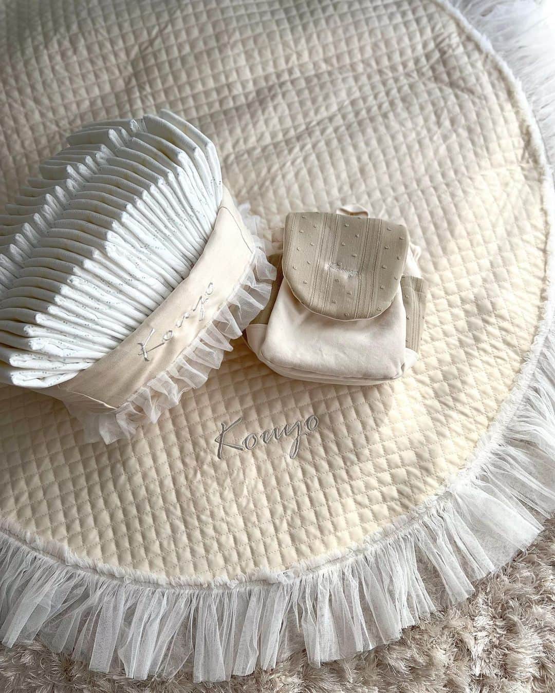 のインスタグラム：「先日頂いたプレゼント、 刺繍や細かいこだわりが可愛すぎる´- 🕊  名前入りハンドメイド品、特別感があって 開けた時とても感動‪しちゃった！！  あまりに素敵だったので  インスタ調べてメッセージしちゃいました笑 かわいい宝物がまた増えたなぁ🌱 @babyrotaco.gift   ‪」