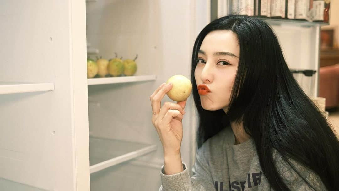 ファン・ビンビンさんのインスタグラム写真 - (ファン・ビンビンInstagram)「Apple or passion fruit?」1月28日 0時16分 - bingbing_fan