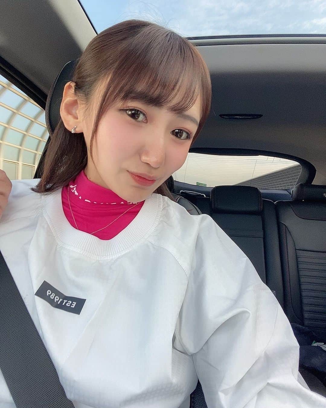 のインスタグラム：「いいお天気☀️✨の日の車の中って 写真が盛れ盛れ🥺❣️😎 Ulikeすごい👽💕笑笑  あざとくてすいません🤢🤭❤️  #ゴルフ女子 #ゴルフ女子と繋がりたい #ゴルフ女子コーデ #関西ゴルファー #関西ゴルフ女子 #関西ゴルフ女子と繋がりたい #関西ゴルファーと繋がりたい #飲兵衛女子 #パーリーゲイツ #パーリーゲイツ女子 #パーリーゲイツコーデ」
