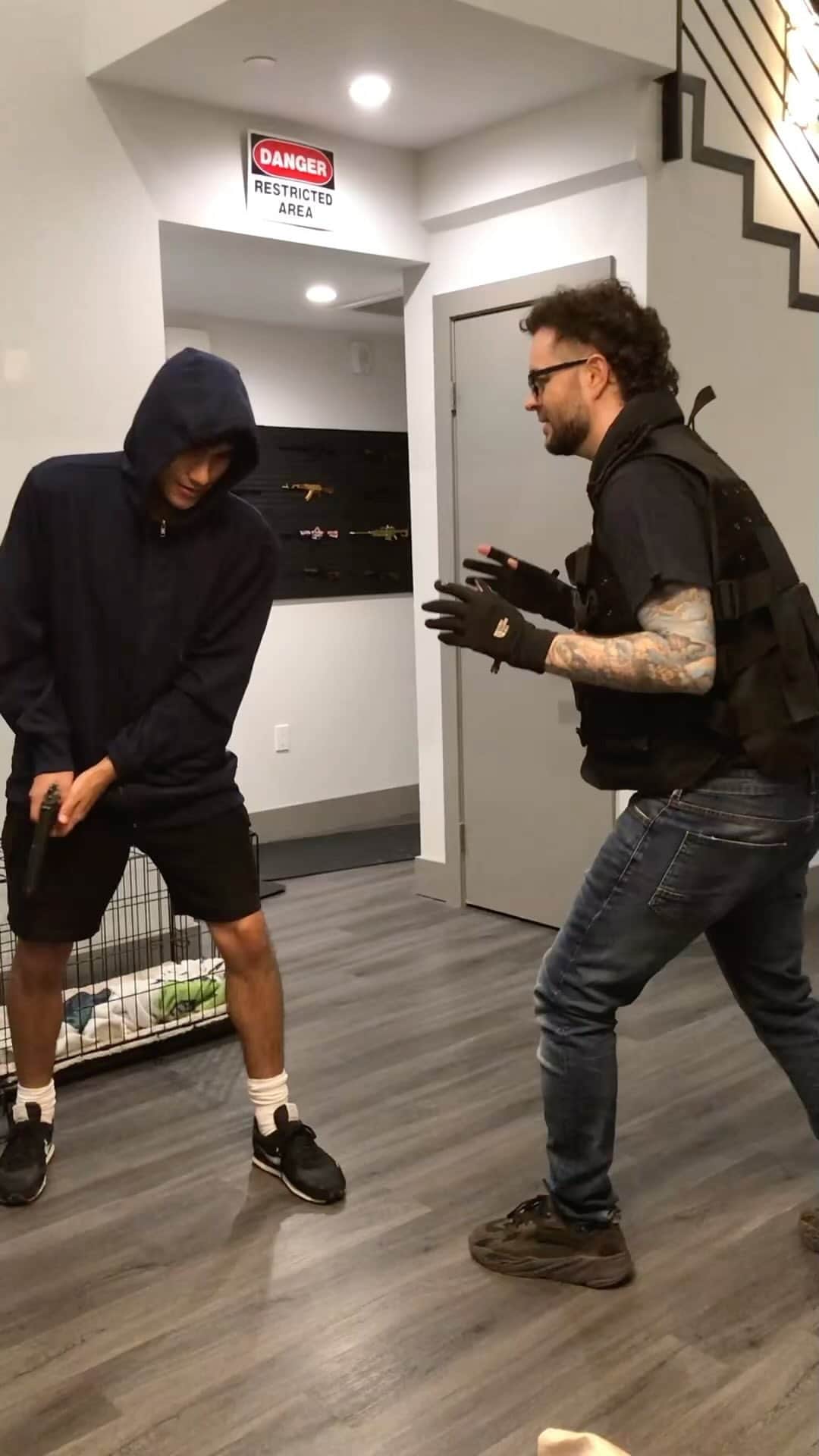 カーティス・ルポールのインスタグラム：「This self-defense technique could save your life! #prop #fakegun #realcool」