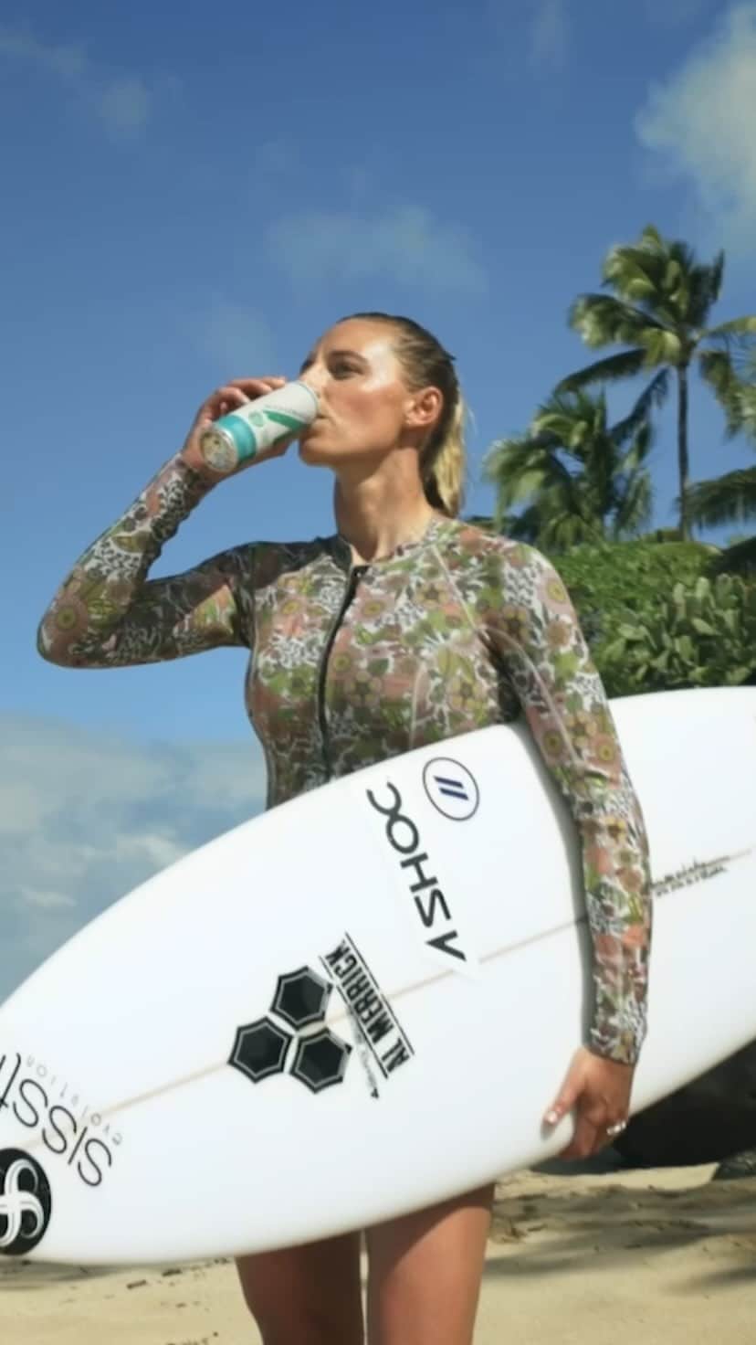レイキー・ピーターソンのインスタグラム：「We are beyond excited to welcome @lakeypeterson to the A SHOC Team! More to come stay tuned 👊⁣ ⁣ #ashoc #ashocenergy #ashocaccelerator #surfing #caffeine #energydrink」