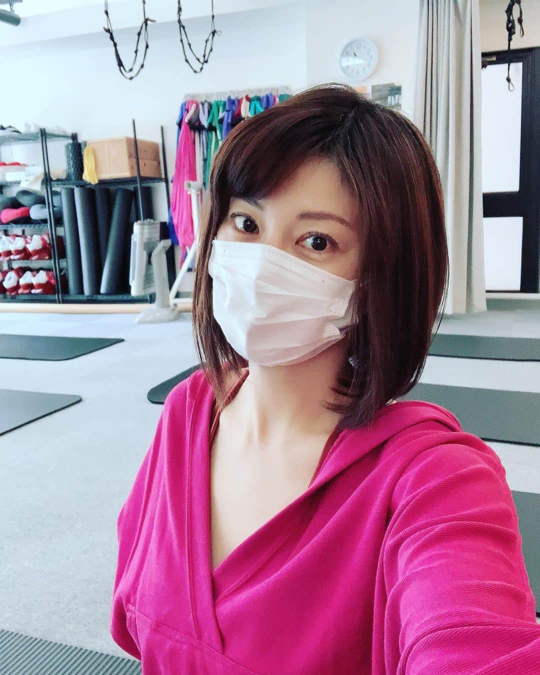 のインスタグラム：「おはようございます❗️ このマゼンタ色のウエア お気に入り☺️ たまたま綺麗な色だなーと思って買ってたんだけど マゼンタは私のラッキーカラーみたい💕 好きな色がラッキーカラーってなんか嬉しい✨ #ピラティス #ウェア #マゼンタ #ラッキーカラー #souplus白金高輪 #ソウプラス白金高輪  #原史奈 #ゴルフ #ゴルフレッスン #ゴルフ女子 #ゴルフ大好き #golf #ゴルフウエア #ゴルフコーデ #ゴルフグッズ #ゴルフ動画 #ping #ピン #ping女子 #gle2 #g410 #even #archivio #アルチビオ #cuartounited #instagolf」